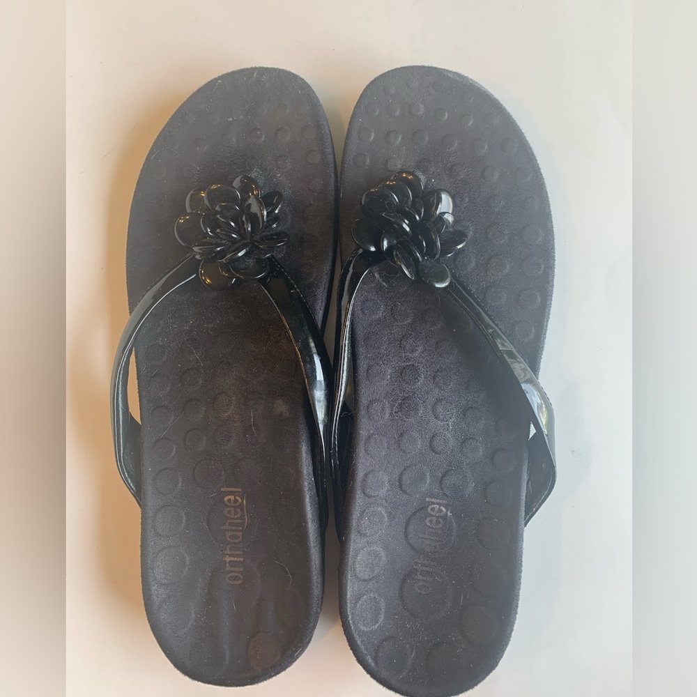 Vionic Black bead and patent Thong Sandal Orthoheel Sole Women’s Size 10